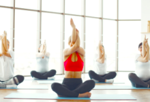 Yoga à Sherbrooke où un groupe de femmes pratique le yoga