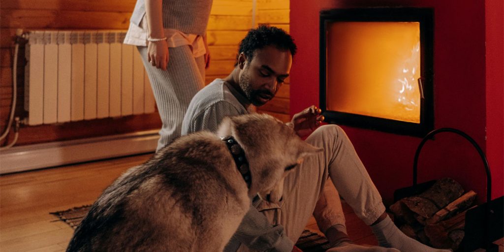 Des gens et un chien confortable grâce à une compagnie de chauffage.